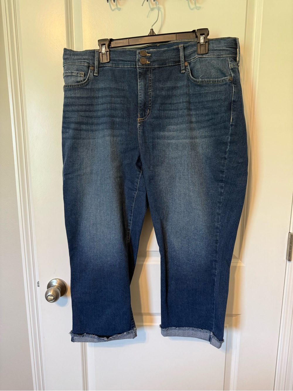 Code Bleu Mid-Rise Dark Blue Capri Jeans